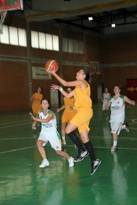 Un momento del encuentro UCO-US de baloncesto femenino