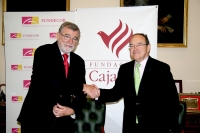 El rector, Jos Manuel Roldn, y el presidente de la Fundacin CajaSur, Jos Carlos Pla, estrechan sus manos tras la firma del convenio 