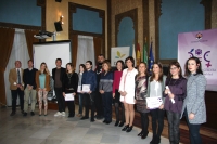 Foto de familia de premiados, autoridades e integrantes del jurado