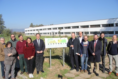 En el centro el rector y Antonio Cubero, junto a Julia Herrera y responsables del proyecto.