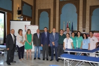 El rector, en el centro, junto a miembros del equipo de gobierno y personal del Centro de Transfusin, Tejidos y Clulas de Crdoba