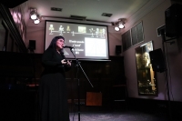 La investigadora Paloma Pizarro, en el escenario del Café Málaga en un momento de su charla.