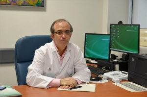 El profesor Luis Martínez en su despacho /  © IMIBIC