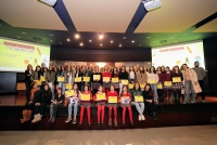 Imagen de las participantes del certamen, junto a autoridades y miembros del jurado. 
