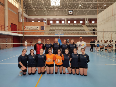 Selección de voleibol femenino en su debut de ayer frente a la de Huelva