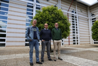 Los investigadores del departamento de Ingeniería Forestal de la Universidad de Córdoba Francisco Ruiz y Rafael Mª Navarro, junto con el investigador del IFAPA, Alejandro Pérez de Luque.