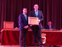 El rector recoge la distinción de manos del presidente de la Entidad Local Autónoma de Encinarejo, Miguel Ruiz Madruga.