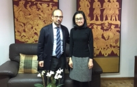 Triyaporn Boonsiriya, Ministra Consejera de la Oficina de Asuntos Comerciales Embajada Real de Tailandia con el profesor Antonio Ruiz