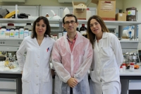 Dolores Esquivel (derecha), junto al director del Instituto de Nanoquímica y la investigadora Isabel López