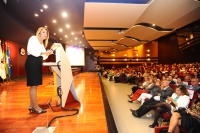 La presidenta de la Junta de Andalucía, Susana Díaz, en un momento de su interevención en el salón de actos del Rectorado.