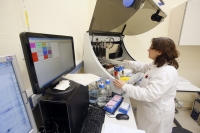 Una investigadora trabaja en las instalaciones de la Universidad de Crdoba