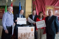  Momento de la entrega del XXVIII Premio José Luis Mesias Iglesias por el presidente de la Junta de Extremadura a los responsables del grupo Vitenol