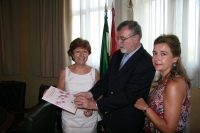 De izquierda a derecha, Julia Angulo, José Manuel Roldán y Charo Mérida, revisando el Protocolo.