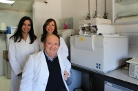 Miguel Valcrcel, en el centro, junto a la doctora Laura Soriano (derecha) y a la investigadora Celia Ruiz (izquierda)