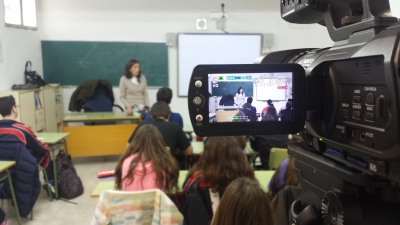 La profesora de la UCO Mara Teresa Snchez Pineda, durante una charla para alumnos de la ESO en el colegio Almanzor 