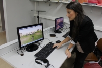 Una alumna muestra su propio avatar en el mundo virtual creado en la Universidad de Córdoba
