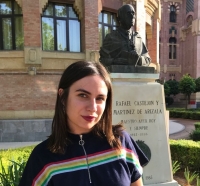 La poeta cordobesa María Sánchez junto al busto de Rafael Castejón en el Rectorado.