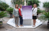 De izquierda a derecha, María Rosal, Ana María Guijarro y Rosario Mérida con el cartel anunciador del ciclo.