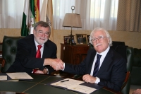 El rector, José Manuel Roldán y el profesor Cataldo Salerno, estrechan sus manos tras la firma del acuerdo