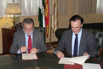 El presidente de Aguas de Crdoba y el rector de la Universidad de Crdoba, durante la firma del convenio.
