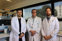 Los investigadores de la Universidad de Córdoba en el IMIBIC Marco Calzado, Eduardo Muñoz y Víctor García.