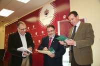 De izquierda a derecha, Diego Martnez Torrn, Jos Naranjo y Eulalio Fernndez, en la presentacin del Seminario.
