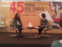 La periodista madrileña Marta García Aller y la la coordinadora técnica de la Unidad de Cultura Científica y de la Innovación de la Universidad de Córdoba, Elena Lázaro, en la la XLV Feria del Libro