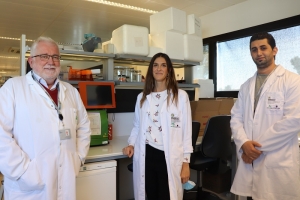 De izquierda a derecha: los investigadores y profesores Rafael Solana, Alejandra Pera y Fakhri Hassouneh