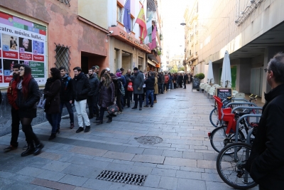 Colas a la entrada del primer evento Naukas en Córdoba (2019)
