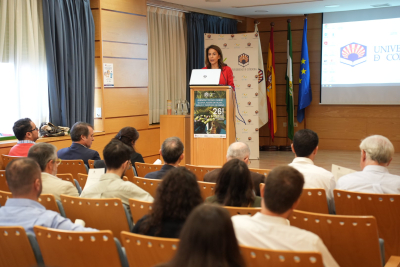 La vicerrectora Lourdes Arce durante la inauguración de la jornada.