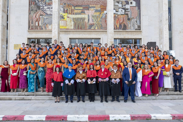 Foto de familia del primer grupo tras la graduación.