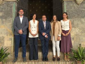 En el centro, Javier Martín, acompañado por el resto de su equipo.