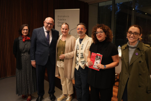 Los conferenciantes, junto al rector, la vicerrectora de Igualdad y la directora de la Cátedra minutos antes del comienzo del acto.