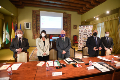 Autoridades asistentes a la presentación del informe.