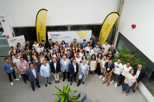 Autoridades y participantes en la inauguración del campus.