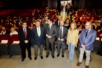 Foto de familia de las autoridades asistentes a la inauguración de la jornada