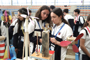 Dos alumnas se enfrentan a una de las pruebas.