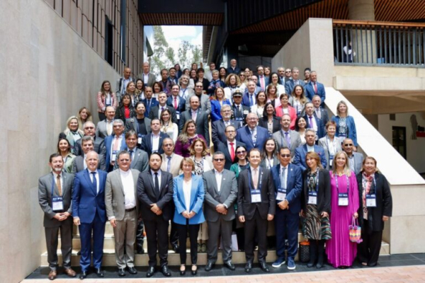 Foto de familia del encuentro ASCUN-CRUE.