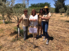 La directora de ACOPINB, Rosario Carmona Cañete, junto con su equipo de orientadoras sociales en una de las estaciones de sensores de medición de humedad.