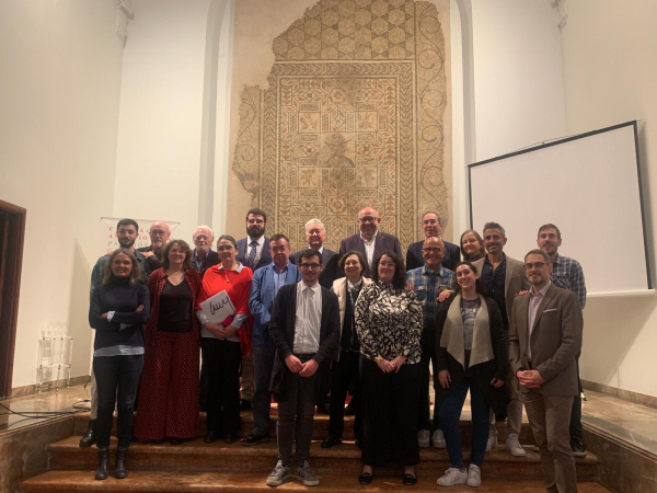 Foto de familia de autoridades y participantes en el IV Congreso Internacional Antonio Gala.