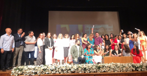 Foto de familia tras la graduación.