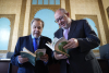 Esteban Hernández y Manuel Torralbo hojeando el libro.
