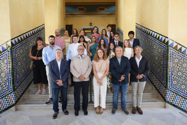 Autoridades académicas, profesorado y alumnado del máster.