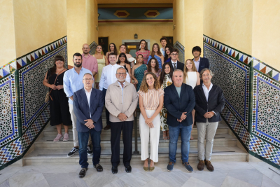 Autoridades académicas, profesorado y alumnado del máster.
