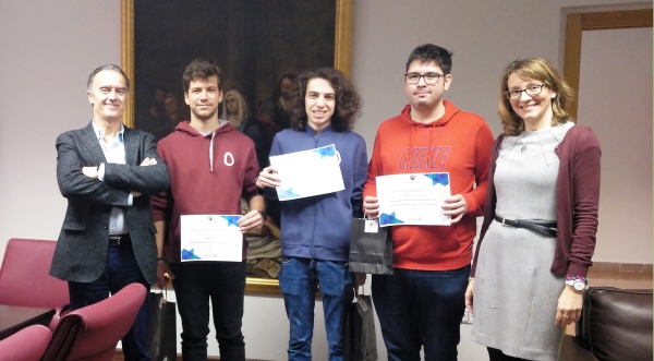 Los alumnos premiados junto a Juan José Luna, director de la EPSC, y María Luque, Subdirectora de Calidad y Planes de Estudios