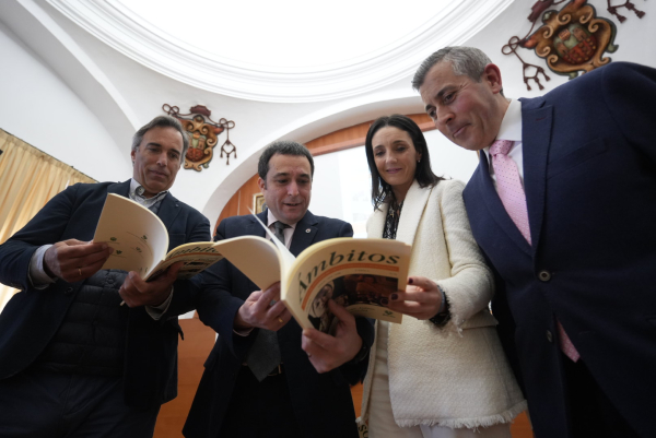 Autoridades asistentes a la presentación del número conmemorativo de la revista.