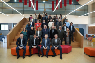 Foto de familia de los participantes en el encuentro.