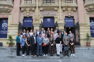 Foto de familia de los representantes de las universidades estadounidenses junto a las autoridades de la UCO que los han recibido.