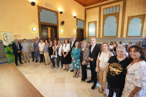 Poetas y autoridades asistentes ayer al acto.