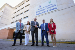 En el centro, el rector Manuel Torralbo y el presidente de Coremsa, Manuel Martín. Junto a ellos la vicerrectora de Campus Sostenible, Amanda García y responsables de Coremsa